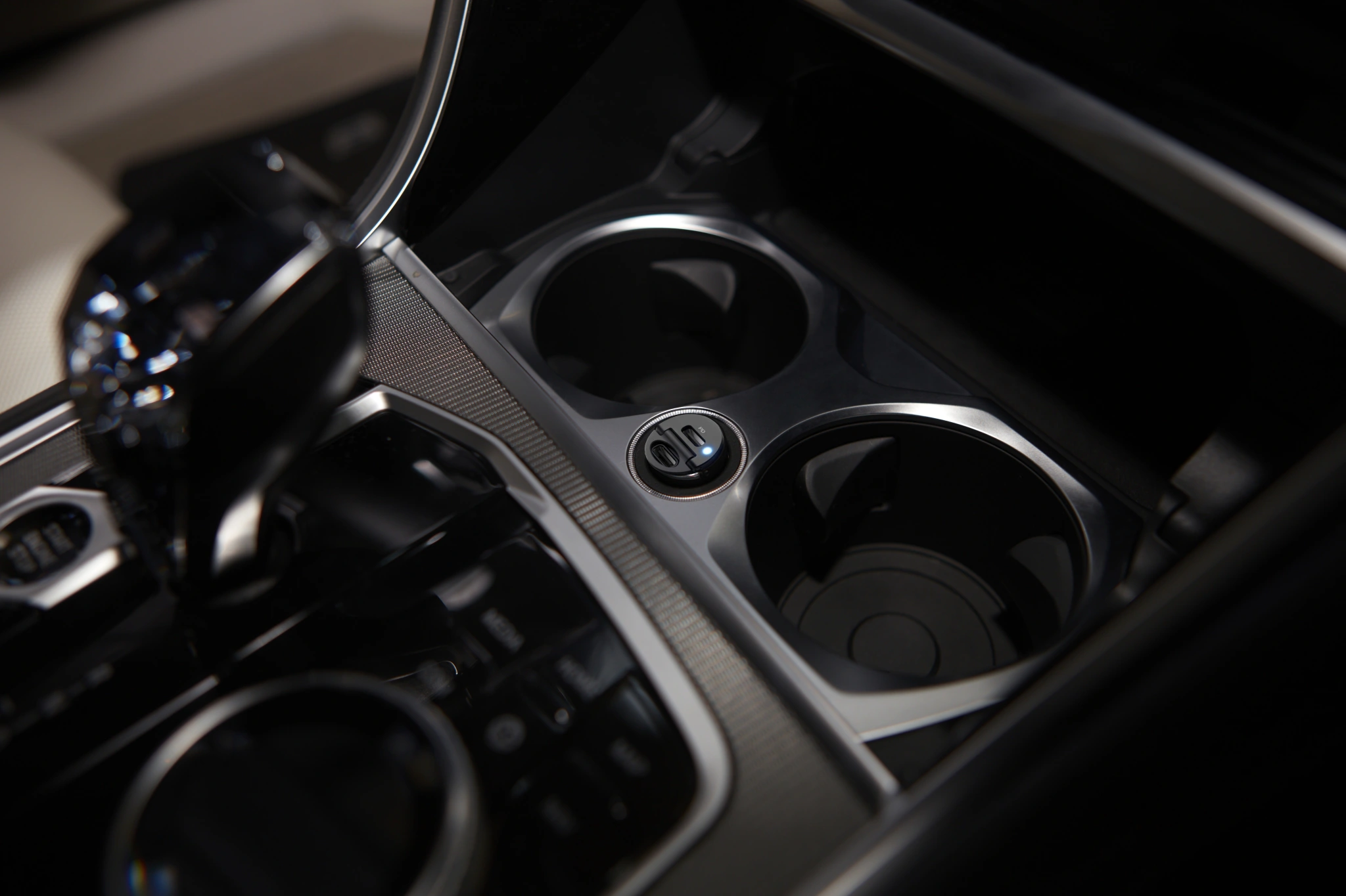 PURO Mini Billaddare "Bullet" 2 Ports USB-C Snabbladdning och strömförsörjning 30W