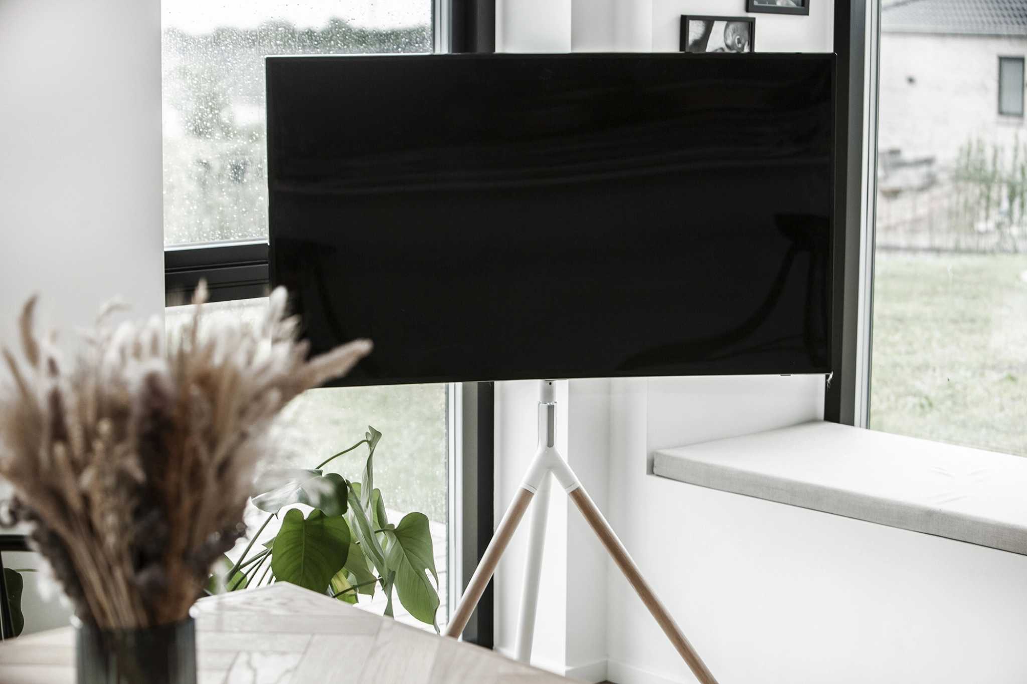 Sinox Tripod TV-golvstativ med svängbar topp. 45"-65". Ljust trä/vit