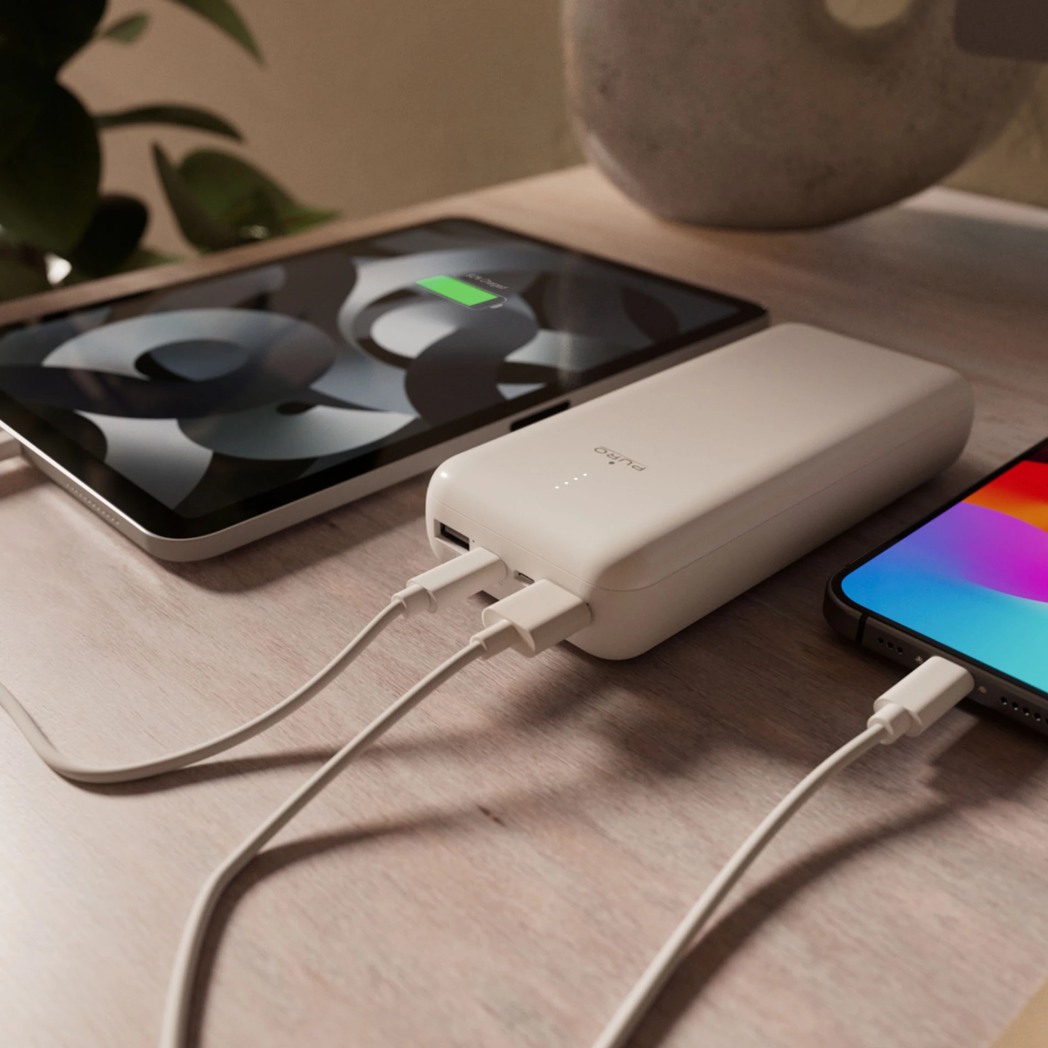 PURO Power Bank 20000mAh USB-C + 2 USB-A Snabbladdning. Vit